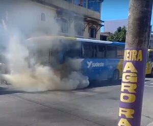Ônibus de turismo pega fogo e assusta passageiros em Marataízes Ônibus pega fogo em Marataízes