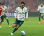 Palmeiras reage, tem gols anulados e arranca empata com o Inter no fim