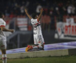 São Paulo homenageia Izquierdo, derrota Vitória com time misto e se fortalece