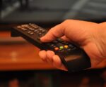 Presença de TV diminui e 42,1% dos lares com televisão têm streaming