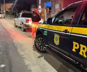 PRF recupera veículo e prende mulher com mandado de prisão na BR-101 Veículo roubado na BR-101