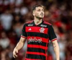 Viña tem lesão ligamentar e só volta a jogar pelo Flamengo em 2025