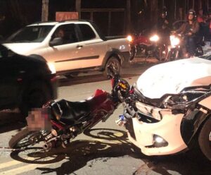 Acidente entre carro e moto deixa vítima ferida em Cachoeiro Acidente em Cachoeiro