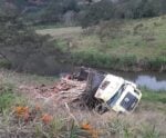 Acidente em Divino de São Lourenço deixa motorista de caminhão ferido
