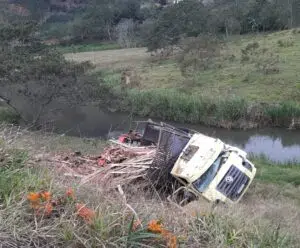 Acidente em Divino de São Lourenço deixa motorista de caminhão ferido
