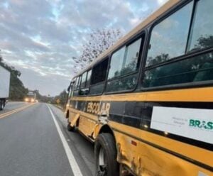 Ônibus com universitários se envolve em acidente na BR-101, em Itapemirim Acidente com ônibus na BR-101