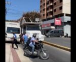 VÍDEO | Caminhão fica agarrado ao passar em avenida de Cachoeiro