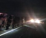 Carreta carregada com limões tomba e deixa uma pessoa ferida na BR-101