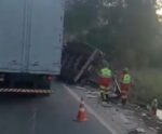 Rio Novo do Sul: carreta carregada com chapas de granito tomba na BR-101