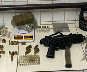 Polícia Militar apreende metralhadora e drogas no Espírito Santo metralhadora e drogas apreendidas no ES