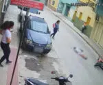 Vídeo mostra o momento em que moto atropela idosa em Cachoeiro