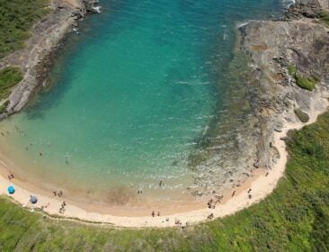 Uma trilha, três praias e vistas incríveis: conheça esse paraíso em Guarapari