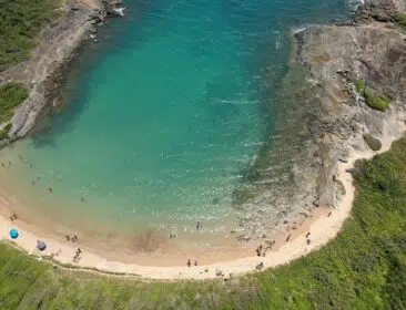 Uma trilha, três praias e vistas incríveis: conheça esse paraíso em Guarapari