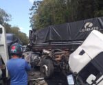 Acidente grave entre três carretas interdita BR-262, em Domingos Martins