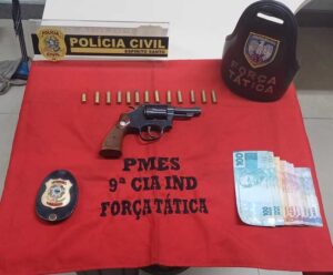 PM e PC apreendem arma e munições durante operação em Itapemirim Arma e munições apreendidas em Itapemirim