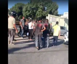 Batida entre carro e moto deixa motociclista ferido em Cachoeiro Batida entre carro e moto em Cachoeiro