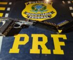 PRF aborda veículo e CAC é detido com arma na BR-101