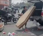 VÍDEO | Caixão com corpo cai de carro funerário e cadáver é exposto