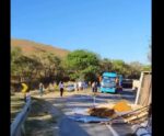 Pista é interditada após caminhão-baú tombar na BR-101, em Rio Novo do Sul