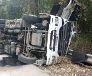 Motorista é socorrido após carreta tombar na BR-262, em Domingos Martins Carreta tomba na BR-262 em Domingos Martins