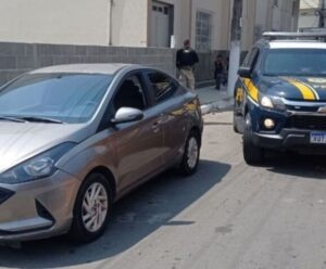 Carro é apreendido pela PRF na ES 060, em Itapemirim Carro apreendido em Itapemirim