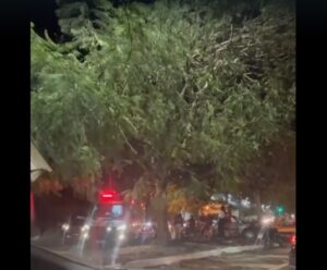 Carro bate em moto e condutora fica ferida em Cachoeiro Carro bate em moto em Cachoeiro