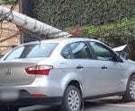 Carro fica destruído após bater em poste em rodovia de Atílio Vivácqua