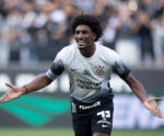 Corinthians vence o Flamengo em seu aniversário diante da torcida