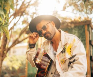 Artista capixaba lança carreira solo com gravação de show acústico
