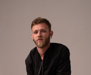 Tempo: cantor e compositor capixaba lança videoclipe de novo single Cantor capixaba