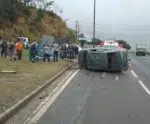 Homens morrem após carro bater em ponto de ônibus na BR-101