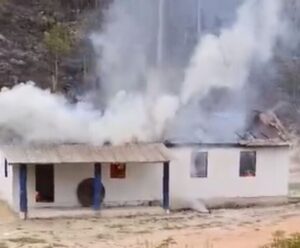 Incêndio destrói casa de funcionários de fazenda em Conceição do Castelo Incêndio destrói casa em Conceição do Castelo