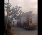 VÍDEO | Bombeiros combatem incêndio em área de entulho em Cachoeiro