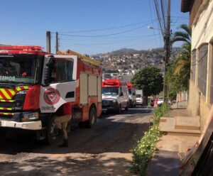 Incêndio em vegetação avança e atinge casa em Cachoeiro Incêndio atinge casa em Cachoeiro