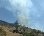 Incêndio atinge área de vegetação do Frade e a Freira, em Itapemirim