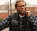 “Monstros”: 3ª temporada da série terá Charlie Hunnam como Ed Gein