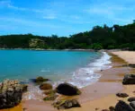 Duas praias “escondidas” em Anchieta têm águas verdes e clima de refúgio