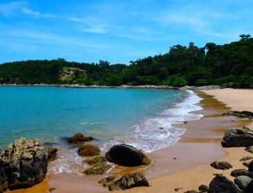 Duas praias “escondidas” em Anchieta têm águas verdes e clima de refúgio