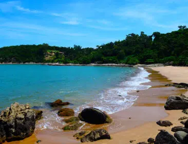 Duas praias “escondidas” em Anchieta têm águas verdes e clima de refúgio