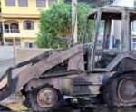 Retroescavadeira fica destruída após ser tomada pelo fogo em Alegre