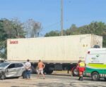 Susto na 101: acidente entre carreta e carro deixa o trânsito lento