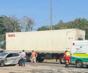 Susto na 101: acidente entre carreta e carro deixa o trânsito lento