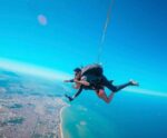 Passeio no ES inclui voo de paraquedas sobre uma das vistas mais lindas do Brasil