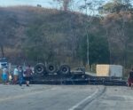 Carreta tomba e bloco se solta na Rodovia do Contorno em Cachoeiro