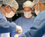 Cirurgia intrauterina do SUS corrige coluna de bebê