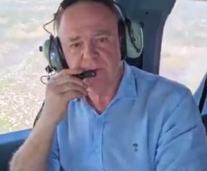 De helicóptero, Casagrande avalia impactos de queimadas no ES