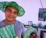 Empreendedor fatura R$ 7,5 mil com fabricação de vassouras feitas de garrafas PET