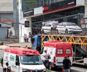 Duas pessoas ficam feridas em acidente em avenida de Cachoeiro Acidente com moto e carreta em Cachoeiro