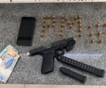 Homem é preso após PMs acharem arma e munições em veículo em Itapemirim