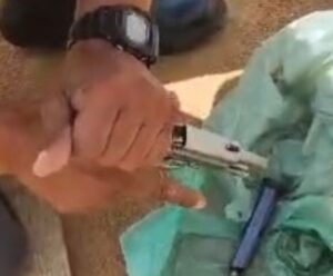 VÍDEO | Arma furtada de policial no RJ é encontrada em Bom Jesus do Norte Arma furtada no RJ encontrada em Bom Jesus do Norte